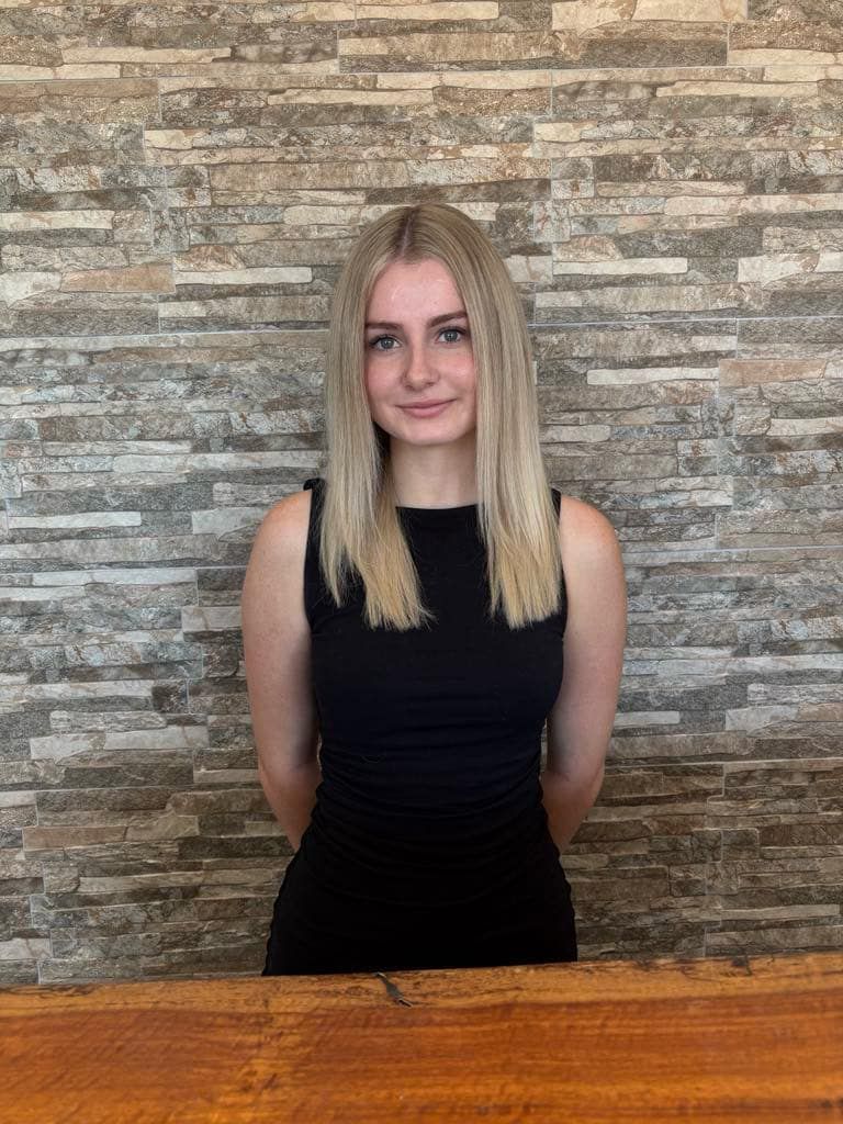 Tenaya - Junior Stylist