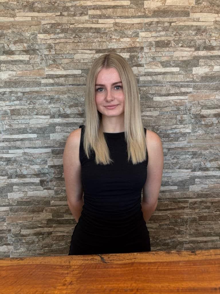 Tenaya - Junior Stylist